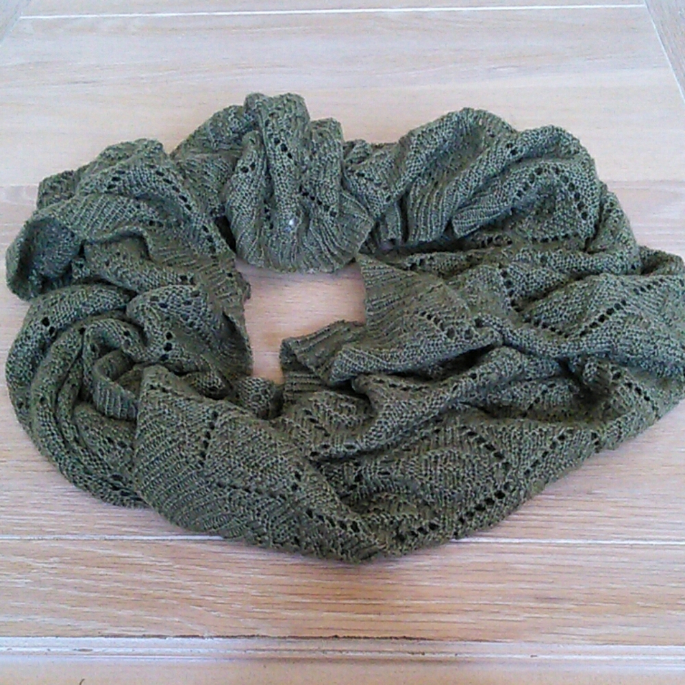 H & M green infinity scarf